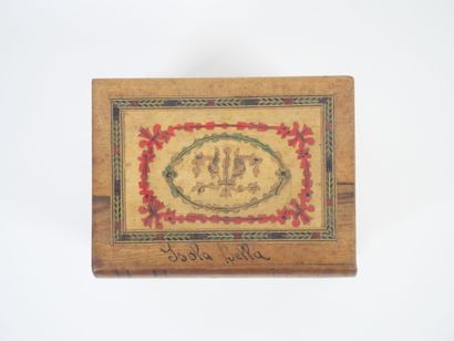 Petit coffret à bijoux à système en bois...