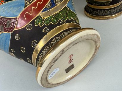 JAPON, Satsuma.
Paire de vases en faïence...
