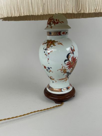 ASIE, XXe.
Potiche couverte en porcelaine...
