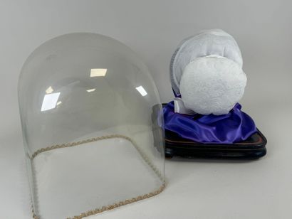 Coiffe en dentelle brodée.
Présentée sous...