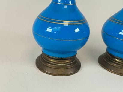 Paire de lampes en opaline bleue et filets...