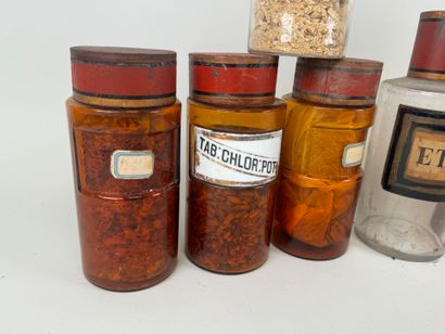 Série de neuf pots à pharmacie en verre certains...