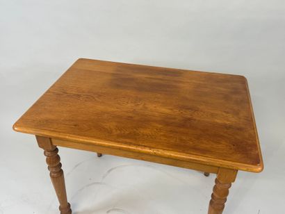 Rectangular table in light oak.
76 x 100...