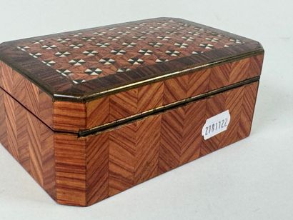 Small jewelry box in veneer with cube décor...