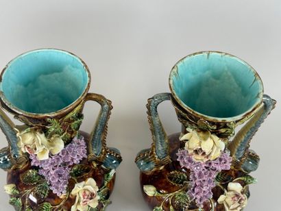 Paire de vases en faïence polychrome en relief...