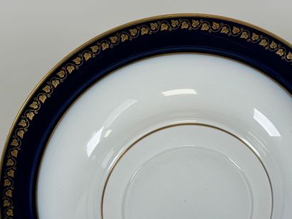 SEVRES.
Circular presentation dish in white...