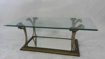 Table basse en laiton, le piétement à décor...