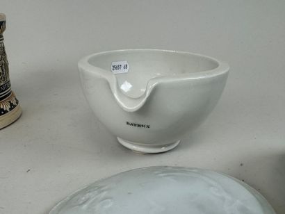Lot comprenant une bonbonnière en porcelaine...