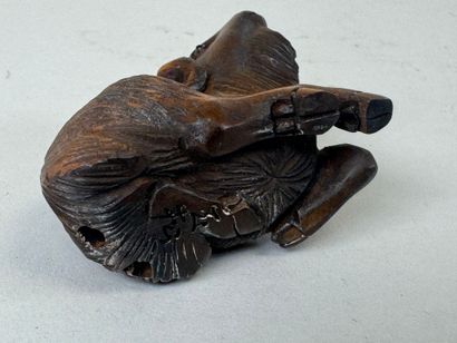 JAPON, XXe.
Netsuké en bois sculpté figurant...