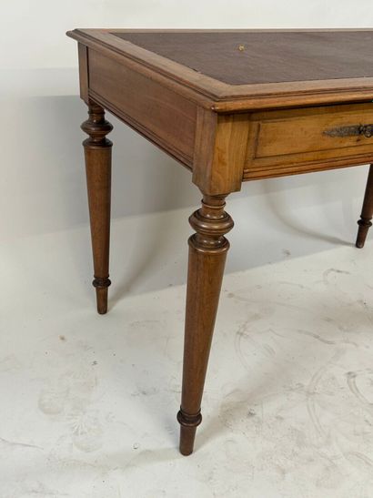 Petit bureau plat en bois mouluré ouvrant...