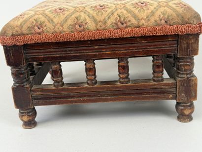 Small wooden footrest, openwork belt.
17...