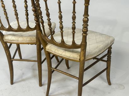 Pair of chairs in molded and gilded wood.
85...