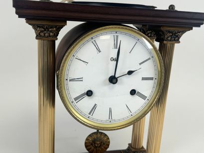 ODO.
Pendule de table en bois, verre et laiton...