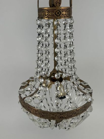 Petit lustre suspension en laiton et pampilles...
