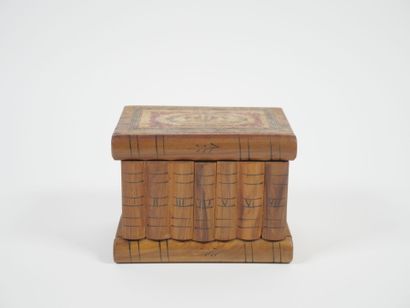 Petit coffret à bijoux à système en bois...