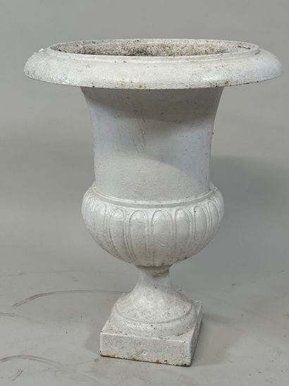 Painted cast-iron garden basin with gadrooned...