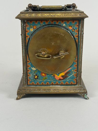 JAPY Frères.
Pendulette en laiton à décor...