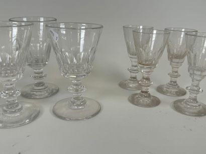 Lot de sept verres à vin en verre soufflé...