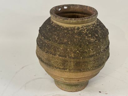 Large earthenware jar.
H. 59 cm.