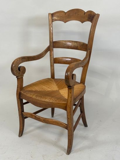 Molded wood armchair, straw seat.
109 x 55...