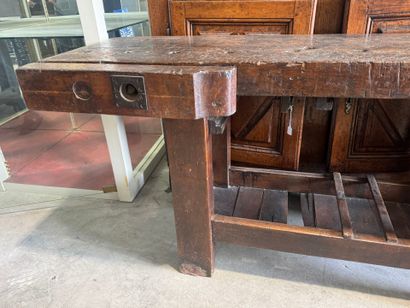 Large wooden workbench with vice.
82 x 176...