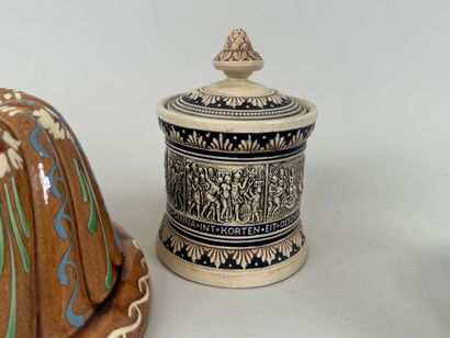 Lot comprenant une bonbonnière en porcelaine...