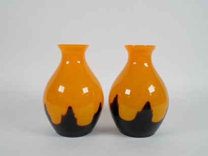 Ensemble de trois vases à panse globulaire...