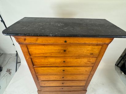 Semainier in molded wood, black marble top.
147...