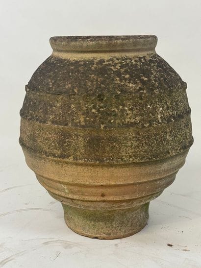 Large earthenware jar.
H. 59 cm.