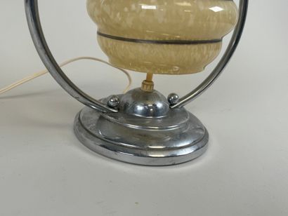 Petite lampe en métal chromé, l'abat jour...