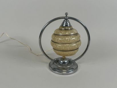 Petite lampe en métal chromé, l'abat jour...