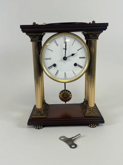 ODO.
Pendule de table en bois, verre et laiton...
