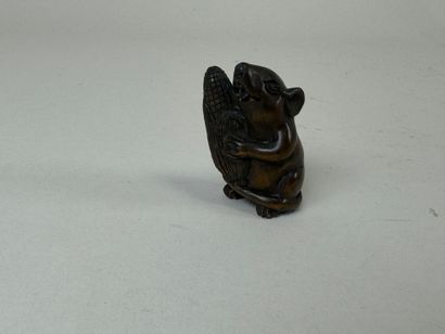 JAPON, XXe.
Netsuké en bois sculpté figurant...