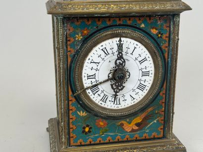 JAPY Frères.
Pendulette en laiton à décor...