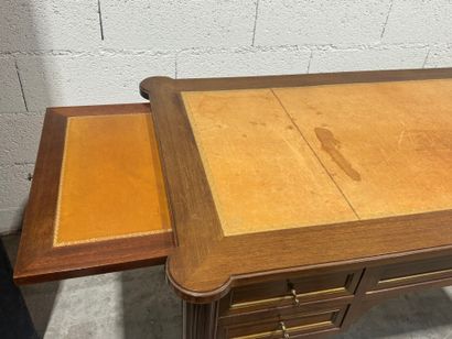 Rectangular flat desk in molded wood opening...