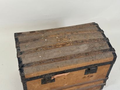 Curved trunk in wood, metal and fabric.
50...