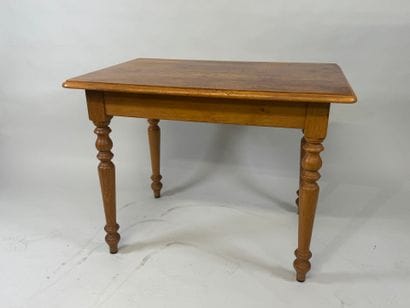 Rectangular table in light oak.
76 x 100...