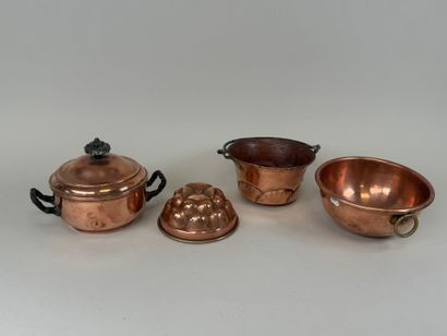 Quatre éléments en cuivre, métal et laiton...