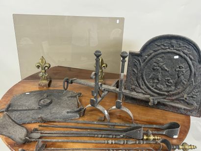 Lot including :
- cast-iron fireback decorated...
