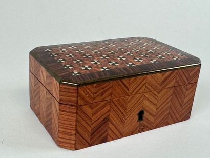 Small jewelry box in veneer with cube décor...