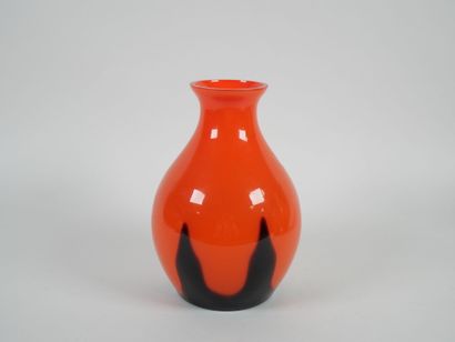 Ensemble de trois vases à panse globulaire...