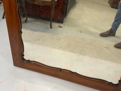 Large molded wood mirror.
133 x 101 cm.