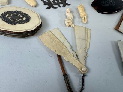 Important lot d'objets de vitrine dont deux...