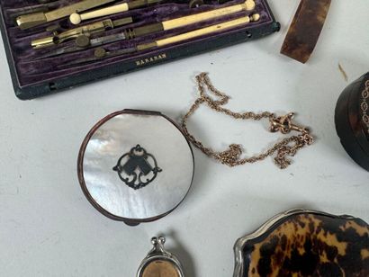 Lot d'objets de vitrine comprenant notamment...