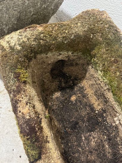 Stone trough with overflow.
32 x 72 x 35...