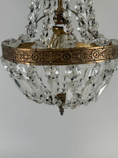 Petit lustre suspension en laiton et pampilles...