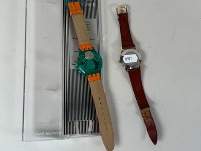 Lot including:
- SWATCH.
Wristwatch.
In case.
-...