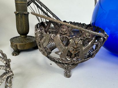 Set comprising a woven metal bottle holder,...