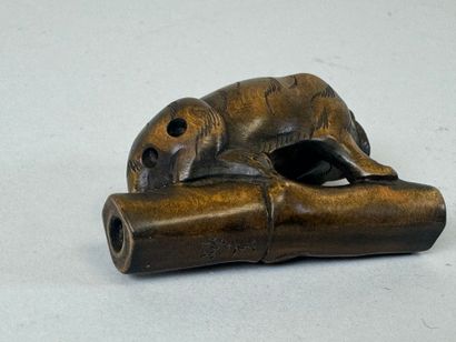 JAPON, XXe.
Netsuké en bois sculpté figurant...