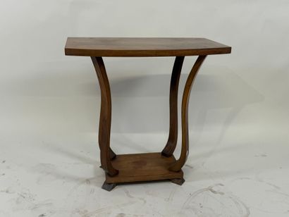 Petite table en bois mouluré.
De style 1930.
64...